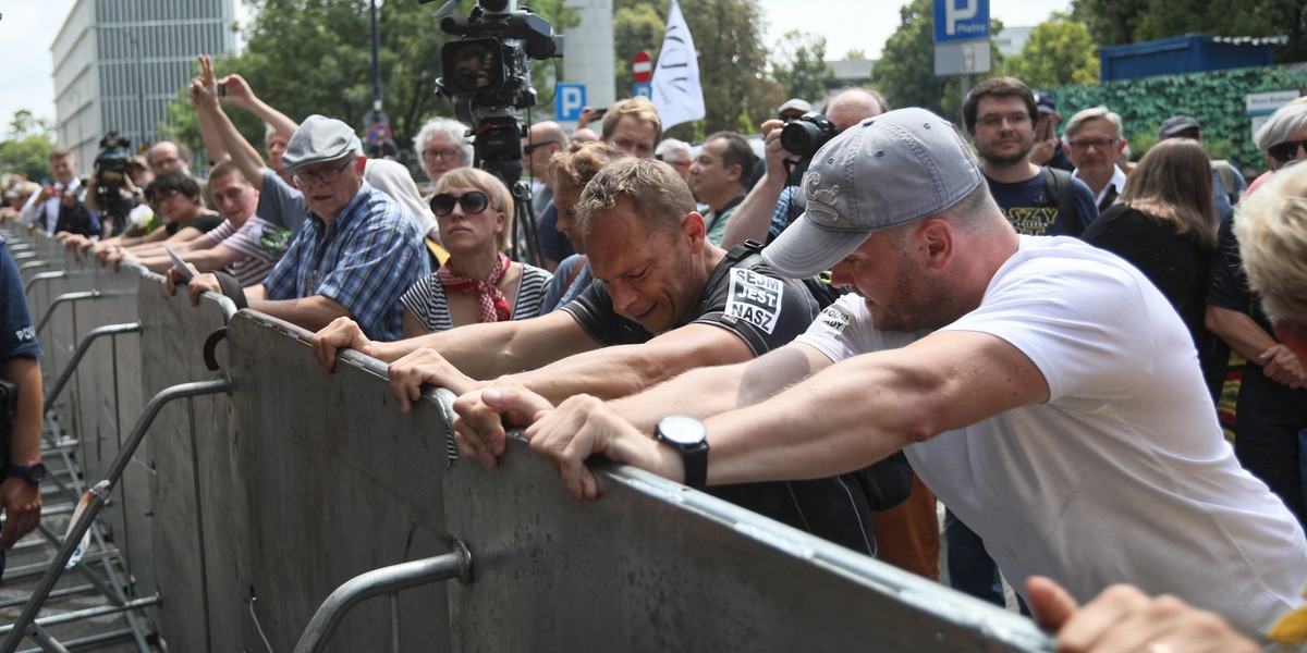 Protest przed Sejmem. Zaatakowali ojca premiera