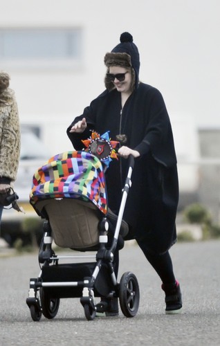 Adele z synkiem na spacerze