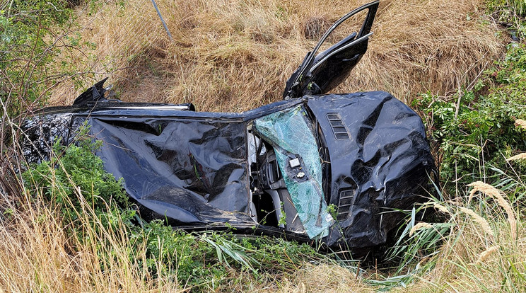 Árokba hajtott egy román autós a M1-esen/ Fotó: Baleset-Info.hu