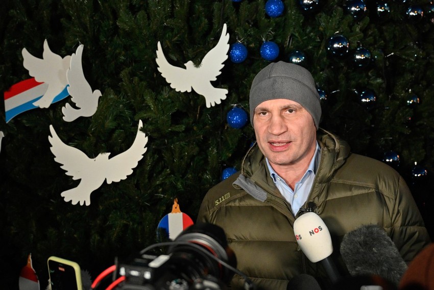 Vitalij Kličko tokom postavljanja jelke na Trgu Sofija 19. decembra