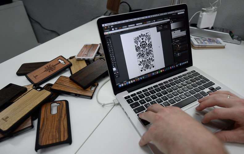 Bewood - Wólka koło Warszawy – produkcja drewnianych etui do telefonów.   <br><br>(ukit) PAP/Bartłomiej Zborowski