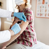 Pfizer: több antitest termelődik, ha a 2. dózist 12 hétre adják be
