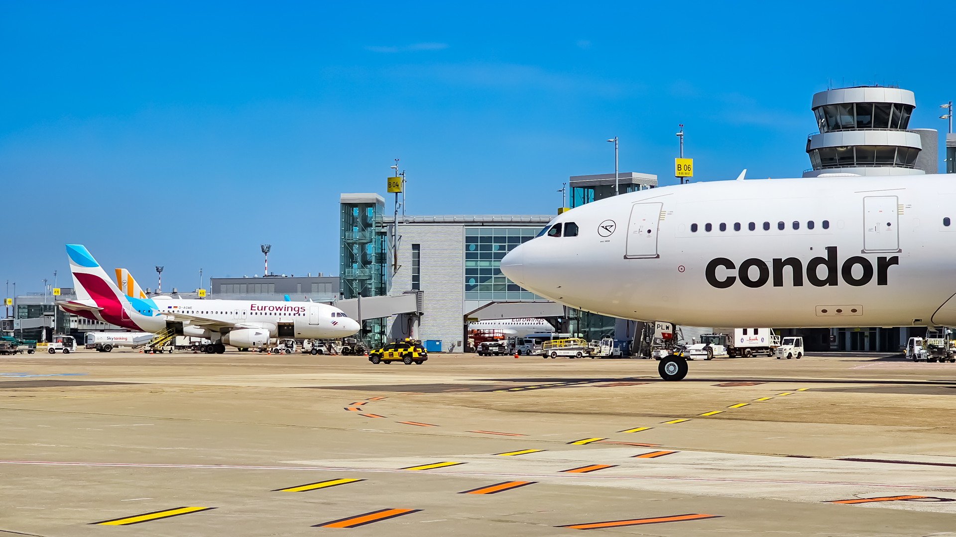 Flughafen Düsseldorf Vorfeld im Sommer