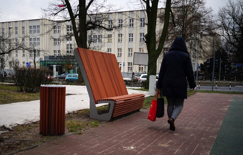 Ławka przy pl. Pamięci Narodowej w Częstochowie 