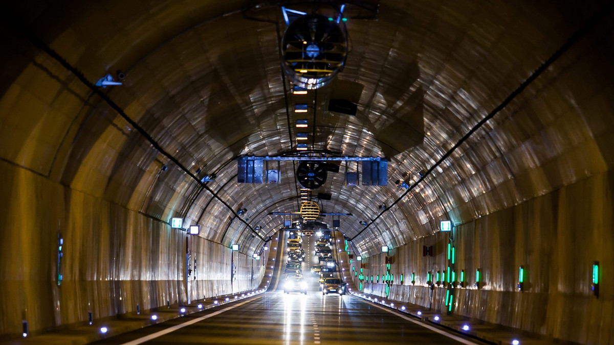W niedzielę otwarto tunel pod Martwą Wisłą w Gdańsku. Na bieżąco monitorowany jest tu ruch. Nowo otwartą trasą przejeżdża dziennie 30-40 tysięcy aut.