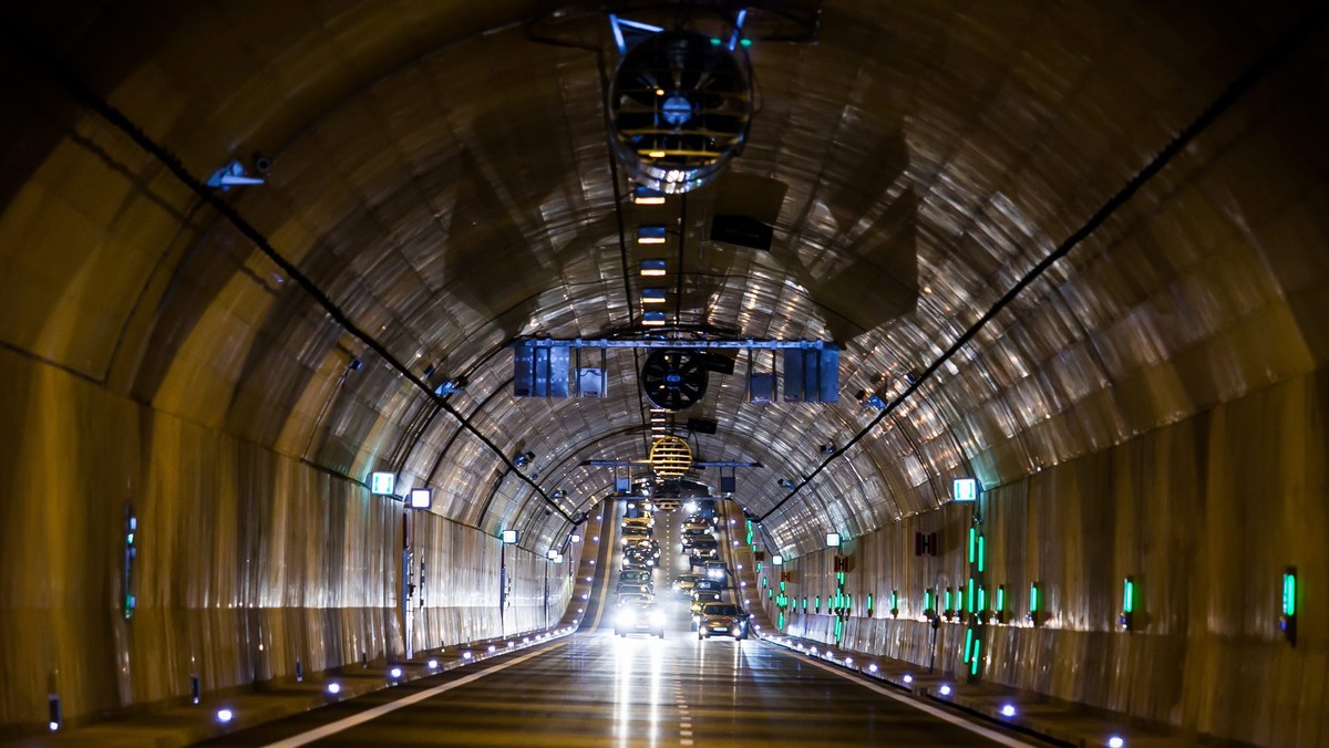 W niedzielę otwarto tunel pod Martwą Wisłą w Gdańsku. Na bieżąco monitorowany jest tu ruch. Nowo otwartą trasą przejeżdża dziennie 30-40 tysięcy aut.