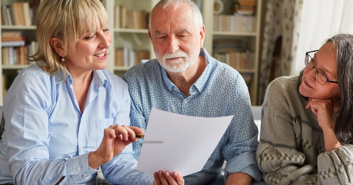 Podwyżka dodatku do emerytury. Te osoby na kontach zobaczą 288 zł więcej, ale potrzebny jest wniosek