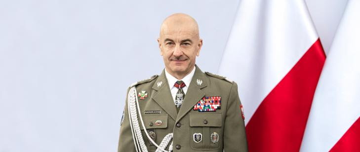 Gen. Andrzejczak jest absolwentem m.in. Królewskiej Akademii Obrony w Londynie.
