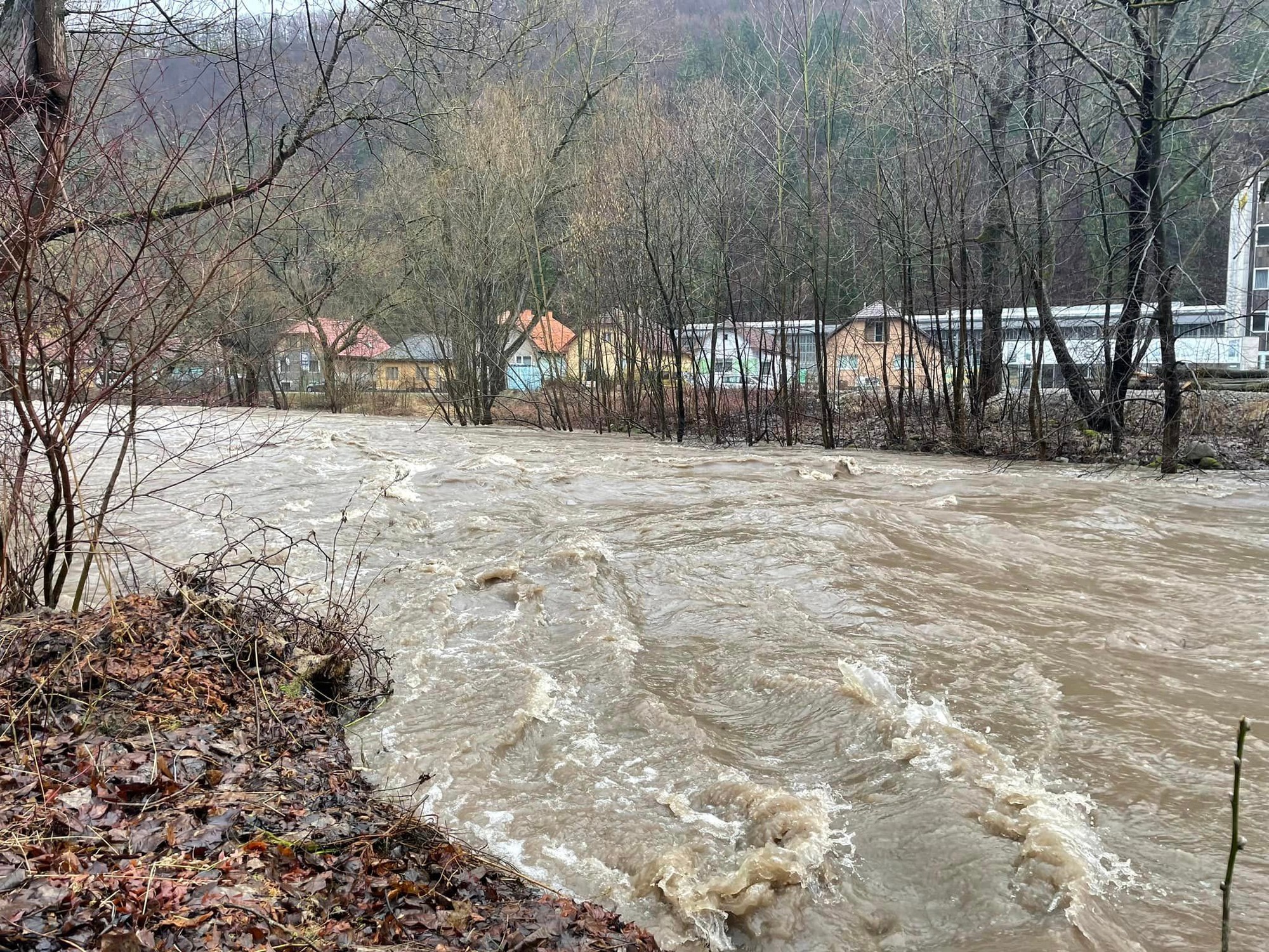 Rieka Revúca dosahuje tretí povodňový stupeň, mesto ju monitoruje.