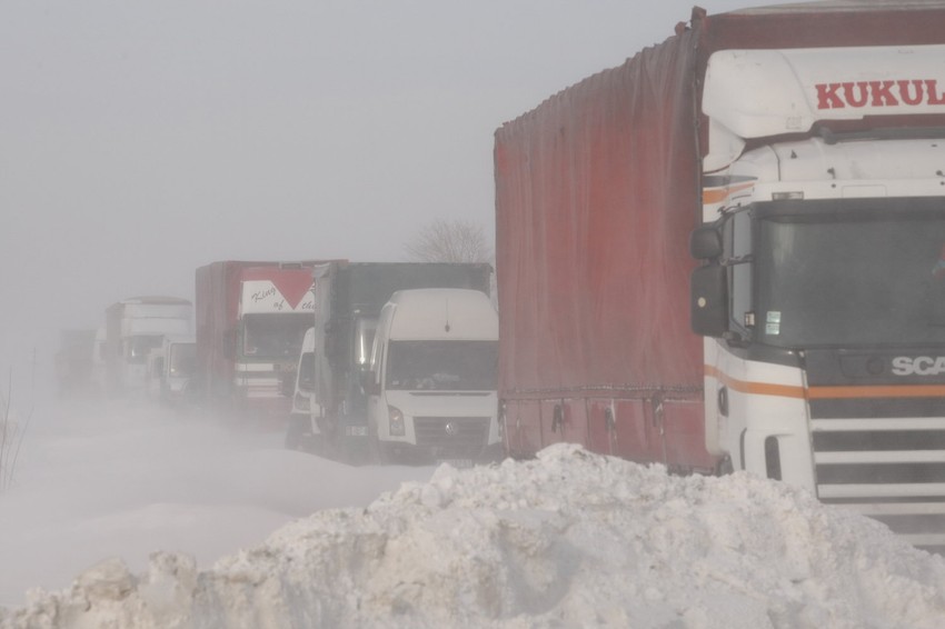 Kolona u ledenoj pustinji