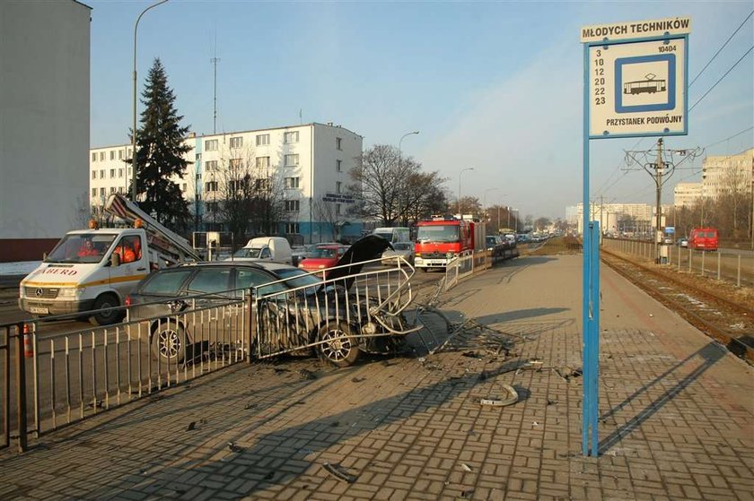 WYPADEK PRZY ULICY LEGNICKIEJ GDZIE AUTO WJECHALO W PRZYSTANEK