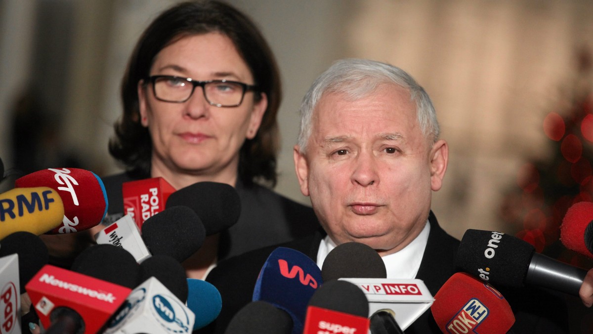 Trwa rehabilitacja i leczenie usprawniające po zabiegu kolana. Mam nadzieję, że Jarosław Kaczyński niedługo do nas wróci, wszystko idzie w dobrym kierunku - powiedziała rzeczniczka PiS Beata Mazurek pytana o zdrowie lidera PiS.