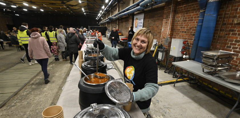 Wolontariusze World Central Kitchen gotują dla uchodźców we Wrocławiu