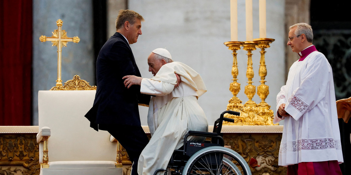 Papież Franciszek nie mógł samodzielnie wstać z wózka inwalidzkiego podczas mszy beatyfikacyjnej Jana Pawła I.