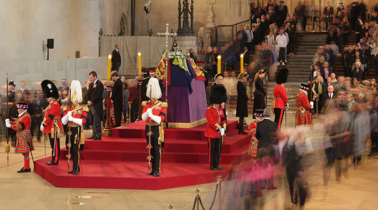 Hemzsegnek az emberek a királynő temetésének napján Londonban. Összeszedtük azokat a személyeket, akik nem vehetnek részt az eseményen.  / Fotó: Northfoto