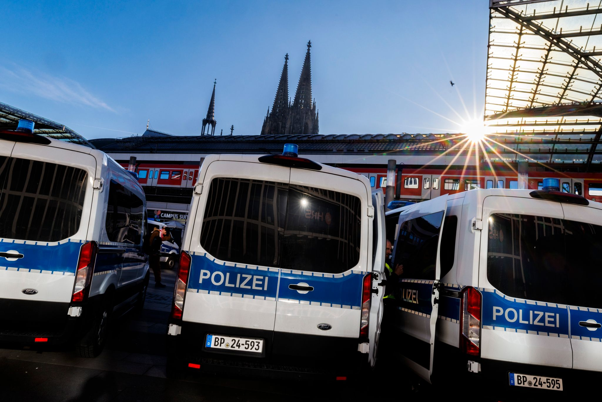 680 Schalke- und BVB-Fans prügeln sich am Kölner Hauptbahnhof
