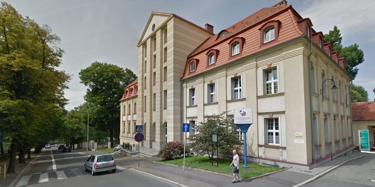 Pacjentka wypadła z okna szpitala przy ul. Batorego w Wałbrzychu.