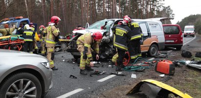 Karambol na „trasie śmierci”. Zderzenie pięciu samochodów. Ranni byli wycinani aut