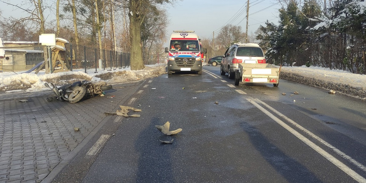 Tragiczny wypadek w Czerwionce-Leszczynach pod Rybnikiem (woj. śląskie). Zginął 73-letni motorowerzysta.