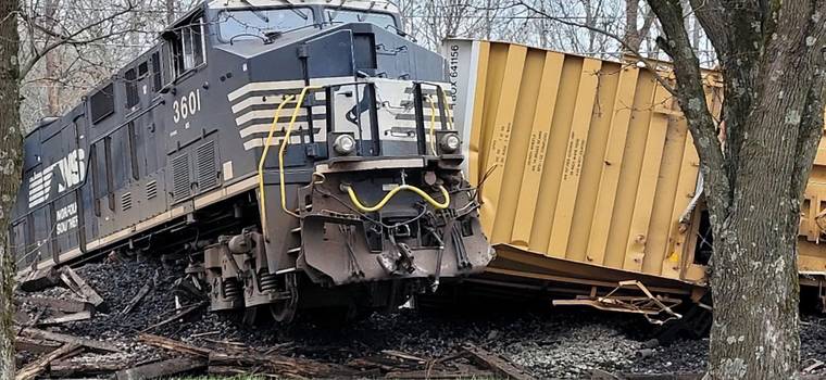 Rozpędzony pociąg uderza w ciężarówkę z betonowym elementem. Drastyczny wypadek [WIDEO]
