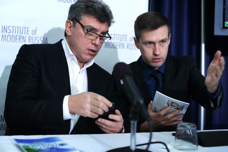 Przywódca rosyjskiej opozycji i były wicepremier Borys Niemcow (po lewej) oraz dziennikarz Leonida Martyniuk podczas konferencji prasowej w Waszyngtonie,  30 stycznia 2014 r.