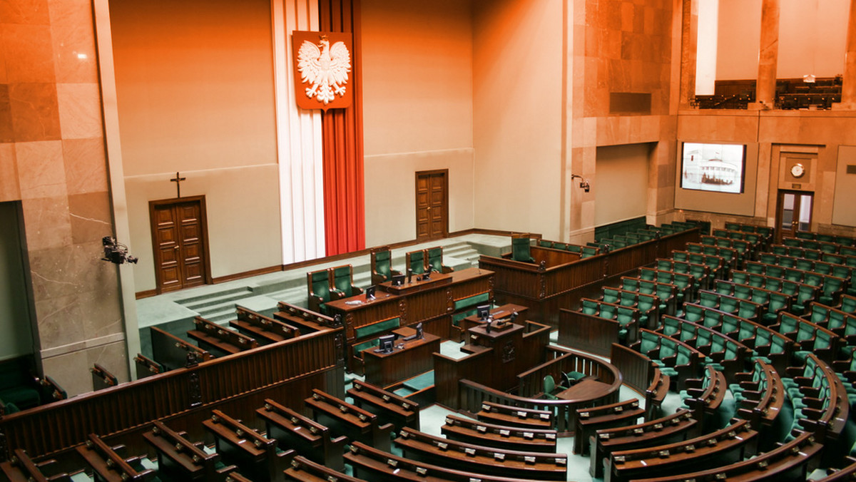 Posłowie otrzymają refundację kosztów ochrony swoich biur. Maksymalnie będą mogli uzyskać do dwóch tysięcy złotych miesięcznie na ten cel. Komunikat w sprawie opublikowało Centrum Informacyjne Sejmu.