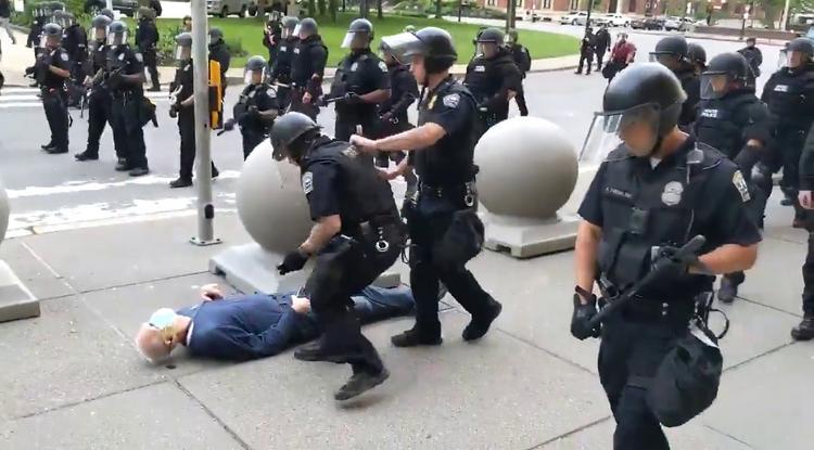 Brutális videó: földre löknek a rendőrök egy 75 éves tüntetőt, majd segítségnyújtás nélkül továbbsétálnak