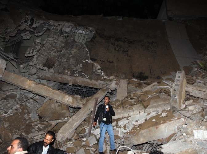 Dziennikarz na gruzach budynku w Trypolisie, należącego do administracji Muammara Kadafiego, położonego zaledwie 50 metrów od namiotu, w którym Kadafi przyjmuje gości