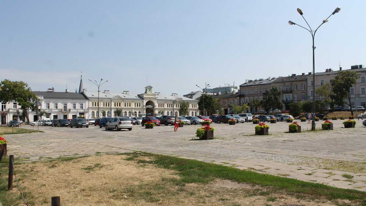 Kielce. Sprzedawcy kwiatów i zniczy będą handlować na placu Wolności