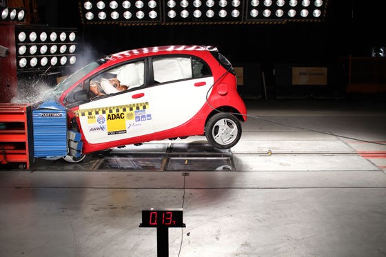 Mitsubishi i-MiEV crash test ADAC