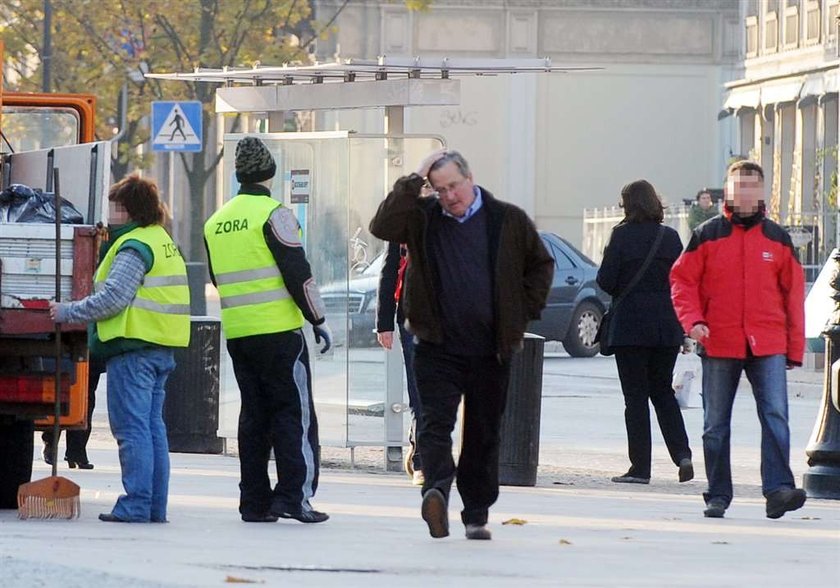 Komorowski do pracy piechotą, a garnitury limuzyną!  FOTO