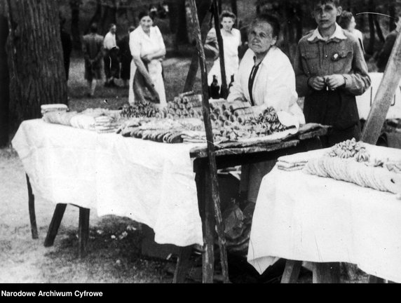 Zabawy ludowe na Bielanach w Warszawie - rok 1948 - zdjęcie pochodzi z archiwów Narodowego Archiwum Cyfrowego