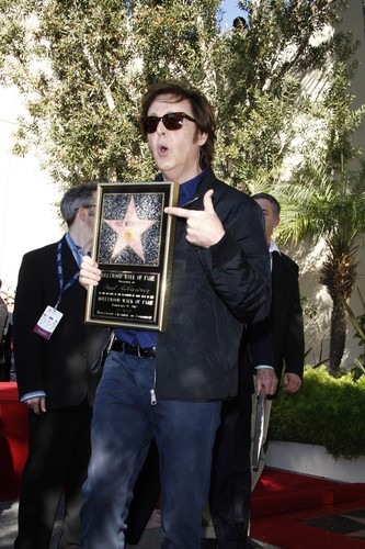 Paul McCartney podczas ceremonii odsłonięcia jego gwiazdy na Hollywood Walk of Fame – 9 luty 2012