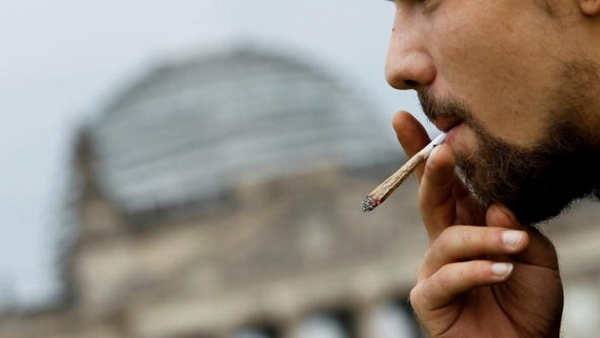 Stosowanie marihuany przez młodych ludzi zwiększa ryzyko wystąpienia u nich psychozy - donoszą naukowcy cytowani przez BBC.