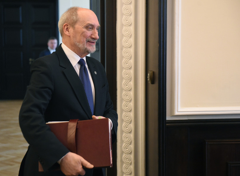 Grupiński: Antoni Macierewicz uprawia politykę na grobach ofiar