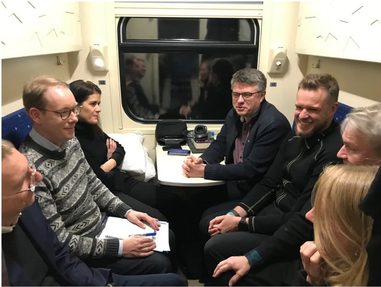 Ministrowie spraw zagranicznych Łotwy, Szwecji, Islandii, Estonii, Litwy, Finlandii i Norwegii prowadzą nieformalną rozmowę w pociągu do Kijowa