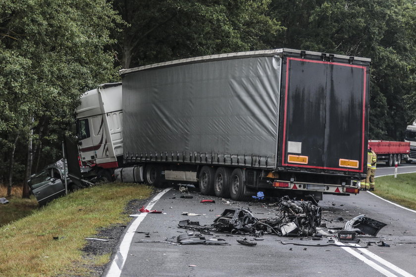 Części rozbitego smaochodu leżały na całej szerokości jezdni