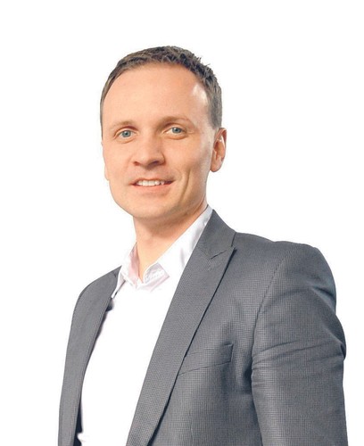 <b>14. Asteniusz Myśliwiec, prezes i właściciel Asten Group</b><br>Firma kierowana przez Asteniusza Myśliwca zaczynała działalność w 2000 roku w skromnym budynku na peryferiach Częstochowy. Nazywała się wtedy Tornado i była dystrybutorem produktów wentylacyjnych na południu Polski.<br>Wraz z umacnianiem pozycji poszerzała ofertę i nawiązała współpracę z producentem wtryskarek Haitian i producentem urządzeń peryferyjnych tajwańskiej firmy Shini (m.in. suszarki, podajniki, szybko- i wolnoobrotowe młyny). W ciągu kilku następnych lat firma wyrosła na lidera sprzedaży wtryskarek Haitian w Europie, a Shini w 2008 roku powierzyło jej stworzenie europejskiego centrum dystrybucji produkowanego przez siebie osprzętu, działającego obecnie pod marką Shini Europe. W 2008 roku spółka zmieniła nazwę na Asten Group.<br>Firma prowadzi działalność pod trzema markami handlowymi. Poza Shini Europe są to Plastigo, która zajmuje się zaopatrzeniem przetwórców tworzyw sztucznych w sprzęt i serwisem tych urządzeń, oraz Ozzone, w ramach której spółka oferuje produkty wentylacyjne i klimatyzacyjne.<br>Największym sprawdzianem dla firmy stał się kryzys, który spowolnił realizację planów. Jednak dzięki redukcji kosztów spółka poradziła sobie z problemami. W 2011 roku przychody wyniosły niemal 33 mln zł.<br>34-letni Asteniusz Myśliwiec, wychowany w rodzinie przedsiębiorców, już jako nastolatek był zdecydowany na prowadzenie własnego biznesu. Cel zaczął realizować na studiach. Poza pracą szef firmy angażuje się w działalność społeczną. Wspiera chore dzieci oraz lokalną kulturę oraz sztukę.