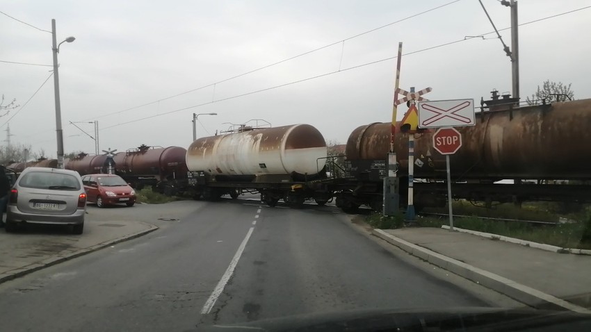Prolazak voza na otvorenom pružnom prelazu u Železniku