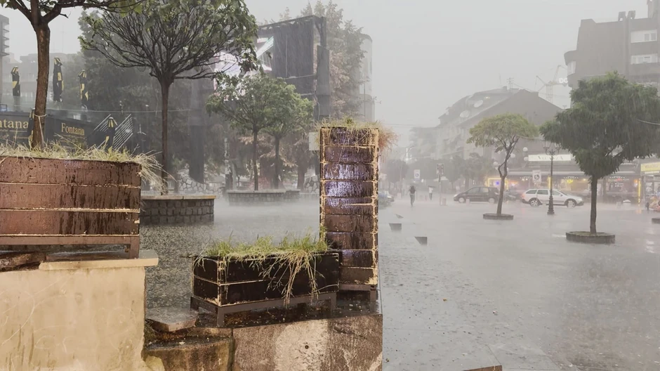 Vetar je obarao drveće i nosio suncobrane