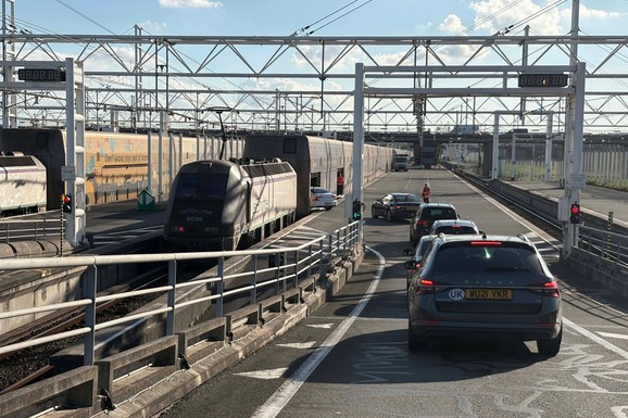 SUDARILI SE MINIBUS I TERETNI VOZ, NAJMANJE 19 LJUDI POVREĐENO! Teška nesreća u Evrotunelu: Hitne službe na terenu