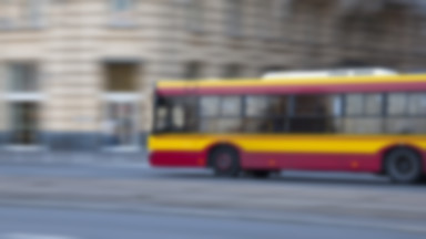 Mała dziewczynka zaczyna śpiewać w autobusie świąteczną piosenkę. Reakcja kierowcy zadziwia pasażerów