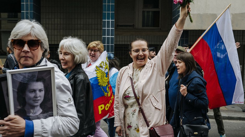 Marsz zorganizowany w Paryżu w celu upamiętnienia sowieckiego zwycięstwa nad Niemcami w 1945 r., gromadzący głównie osoby popierające politykę Putina, 8 maja 2023 r.