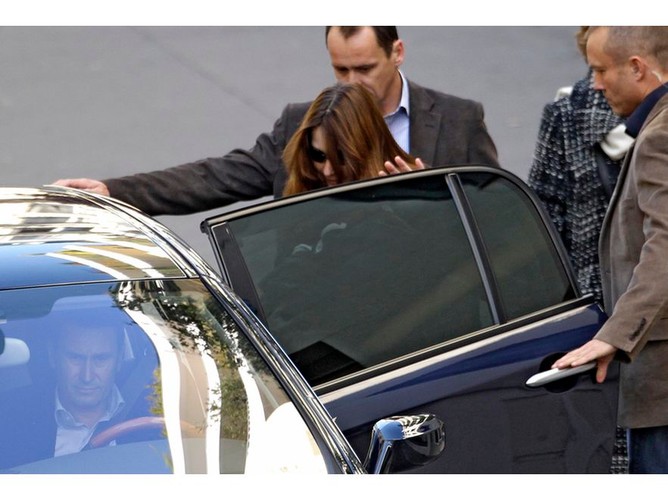 Carla Bruni z nowo narodzonym dzieckiem. Oto pierwsze zdjęcia!