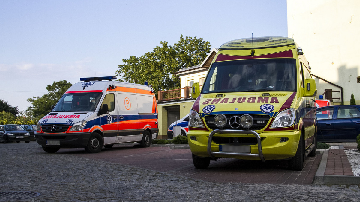 Groźny wypadek na autostradzie A1 pod Włocławkiem. Tuż przy wiadukcie autostradowym pod Ludwinowem kierowca samochodu osobowego stracił panowanie nad maszyną i rozbił samochód na barierkach oddzielających pasma drogi.