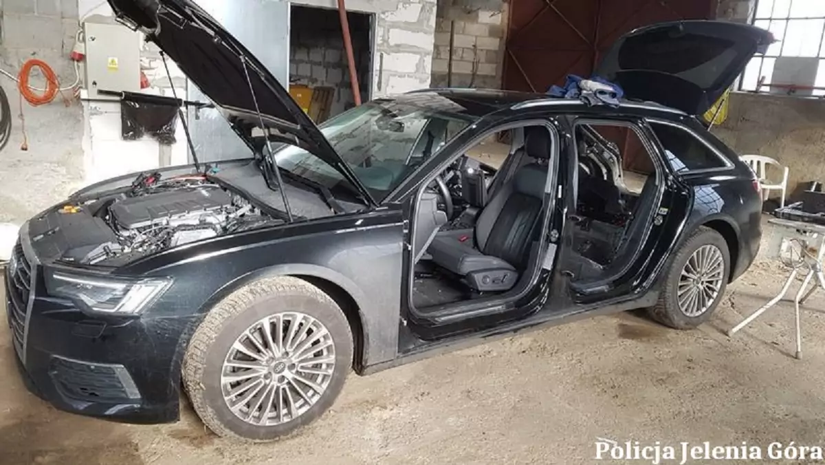 Skradzione Audi i części znalezione w "dziupli" w Jeleniej Górze