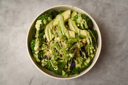 Sałatka "zielona bogini" to przebój w sieci. Pyszna i chrupiąca. Tak robi ją Jasiek Kuroń