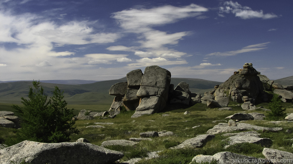 Mongolia, Góry Changaj. Podczas wedrówki na najwyższy szczyt tego pasma, Otgon Tenger, można natknąć się na formacje skalne wprost z Wyspy Wielkanocnej...