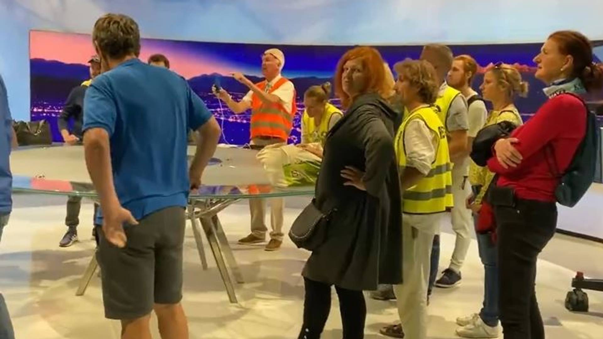 Antivakseri provalili u javni servis  - njih 20 protestanata napravilo haos u TV studiju