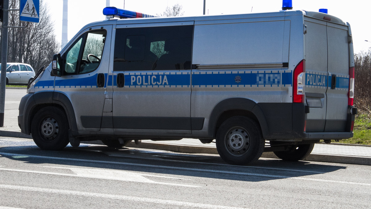 Wrocławscy policjanci zatrzymali dwóch 16-latków, którzy mazali sprayem po ścianie w przejściu podziemnym przy placu Społecznym. Nastolatkowie wpadli na gorącym uczynku. I jak ustalili funkcjonariusze – są także autorami innych graffiti w mieście. Teraz ze swoich artystycznych zdolności będą się tłumaczyć przed sądem.